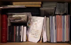 Realisation. Parti i flyttekasse med mange souvenirmapper, FDC, årsmapper og årbøger til 2010, også noget Grønlandsk materiale medfølger. Høj anskaffelsesværdi