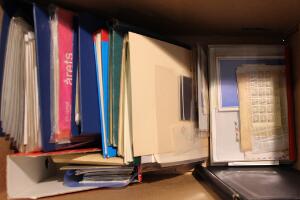 Kasse. Med diverse albumsamlinger incl. noget bedre Denmark, kuverter, juleark m.m.