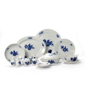 Blå blomst service af porcelæn dekoreret i underglasur blå. Royal Copenhagen. 68