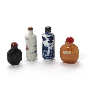 Fire kinesiske snuff bottles af porcelæn og udskåret sten. Kina, 1920. årh. H. 5-9 cm. 4