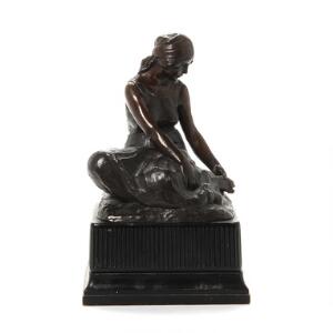 Figur af patineret bronze i form af siddende kvinde. Sign. CL 1910. På udskåret stand af træ. H. uden stand 20 cm.