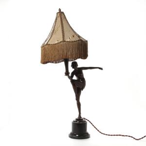 Art deco bordlampe af patineret zink i form af danserinde, på base af marmor. 20. årh. H. 52 cm.