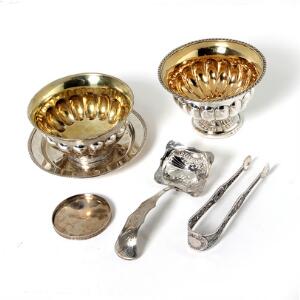 Samling sølv bestående af skåle, indvendig forgyldte, den ene på fad, 1 tang, 1 strøske samt glasbakke. Finland mm 19.20. årh. Vægt 530 gr. 5