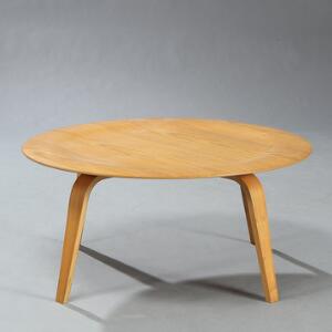 Charles Eames, Ray Eames CTW. Cirkulært sofabord af formbøjet ask. Udført og mærket hos Herman Miller. H. 39. Diam. 86.