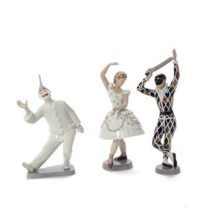 Ebbe Sadolin, Svend Jespersen Harlekin, Colombine og Pjerrot. Tre figurer af porcelæn, dekorerede i farver. Bing og Grøndahl. H. 24-29 cm. 3