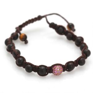 Armbånd af flettet læder prydet med kugle af facetslebne rubiner indfattet i 14 kt. guld. L. ca. 19 cm.