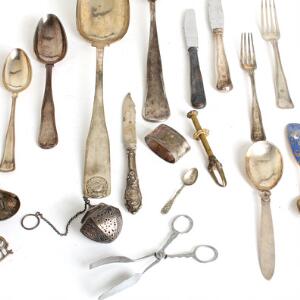 Diverse dele bestik af sølv, bestående af potageske, 33 dele Dobbeltriflet, 3 Gammelriflet skeer, 8 fiskeknive m.m. Vægt ca. 2097 gr. 51