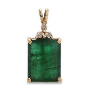 Smaragd- og diamantvedhæng af 14 kt. guld prydet med smaragdslebet smaragd og brillantslebne diamanter. L. 2,1 cm.