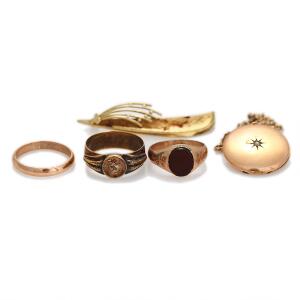 Smykkesæt af 14 og 18 kt. guld bestående af to ringe og broche. Vægt i alt 13 gr. Herudover medfølger ring og halskæde med medaljon af gulddouble. 5