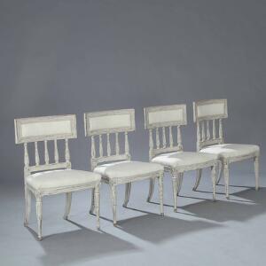 Sæt på fire sengustavianske stole af hvidmalet træ, nyt betræk med cremfarvet uld. Sverige, 19. årh.s første halvdel. 4