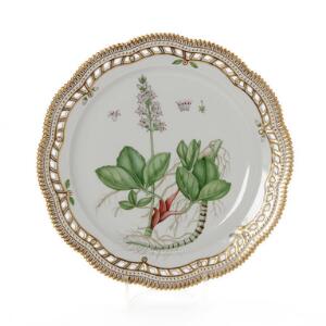 Flora Danica gennembrudt fad af porcelæn dekoreret i farver og guld med blomster. 3528. Royal Copenhagen. Diam. 33 cm.