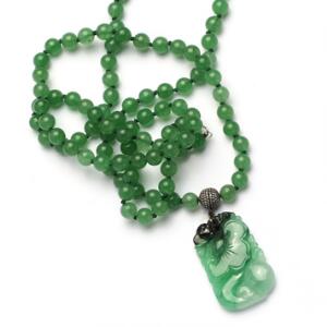 Lang halskæde med perler af agat og perle af oxideret sterlingsølv prydet med talrige enkeltslebne diamanter samt vedhæng af udskåret jade. L. 90 cm. Ca. 2005.