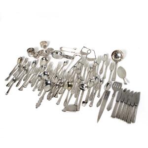 Samling diverse sølv bestående af gafler,skeer, knive, strøskeer mm. Danmark 19.-20. årh. Vægt eksl. dele med stål 1170 gr. 753