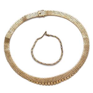 Halskæde og armbånd af 14 kt. guld og hvidguld. L. halskæde 40 cm. L. armbånd 18 cm. Vægt i alt ca. 56 gr. Armbånd itu og med reparation. 2