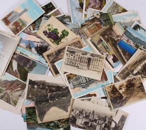Postkort. Lille kasse med bl.a. en del fra Monaco, Frankrig, USA og U.S. Virgin Island ubrugte, også nogle ældre udvalgshæfter medfølger