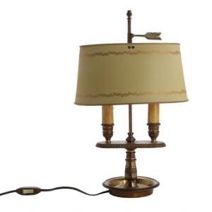 Fransk bouillotte lampe af bronze med to lysarme, justérbar skærm af bemalet og forgyldt metal. Empireform. Ca. 1900. H. 40.