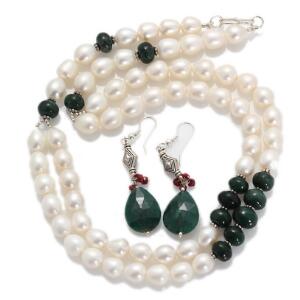 Perlesmykkesæt bestående af halskæde prydet med ferskvandskulturperler og perler af smaragd, og et par ørestikker prydet med smaragder og rubiner. Ca. 2013. 3