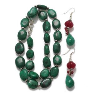 Smaragdsmykkesæt bestående af ørestikker og halskæde prydet med perler af cabochon- og facetslebne smaragder og rubiner. L. ca. 47 cm. 3