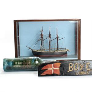 Diorama med tremastet sejlskib, flaskeskib og Boy E. Lohals . Skilt af bemalet træ. 19.-20. årh. Diorama H. 28,5. B. 44. D. 14,5. 3