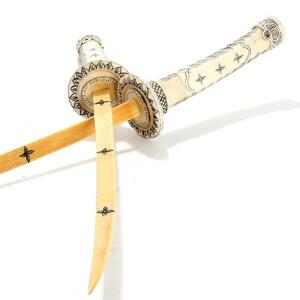 To japanske attrap sværd med greb, skede og klinge af udskåret ben, prydet med graveringer, på tilhørende stand. 20. årh. L. 90 og 83. 2