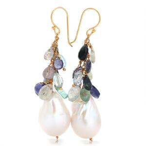 Perleørestikkker af forgyldt sølv hver prydet med barok South Sea kulturperle samt facetslebne topaser, tanzanitter og kvarts. Perlediam. ca. 1,5 cm.