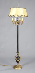 Standerlampe af patineret og forgyldt bronze, støbt med vædderhoveder, blomster og bladværk. Empireform. 20. årh.s begyndelse. H. 176.