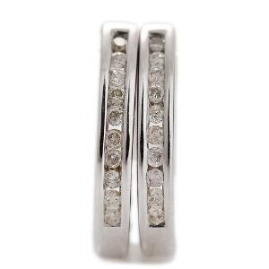 Et par diamantørestikker af 14 kt. hvidguld creolmodel hver prydet med brillantslebne diamanter. Diam. ca. 1,2 cm. 2