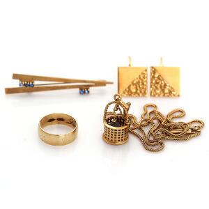 Smykkesamling af 14 kt. guld bestående af ring, broche, et par manchetknapper samt halskæde med vedhæng. Vægt i alt ca. 31 gr. Ca. 1970. 5