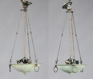 Et par tyrkiske loftslamper af patineret kobber og grønt glas. 20. årh. H. 76. Diam. 30. 2