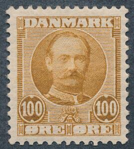 1907. Fr. VIII, 100 øre, gulbrun. OMVENDT VANDMÆRKE. Flot og velcentreret ubrugt mærke. Undervurderet. AFA 1000