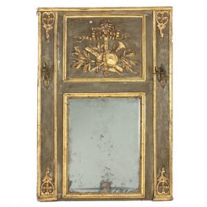 Louis XVI spejl i ramme delvis bemalet og forgyldt træ. Prydet med sløjfe, bladværk og musikinstrumenter. 18. årh. H. 142. B. 92.