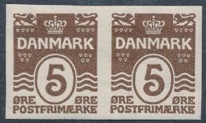 1921. Bølgelinie. 5 øre, brun. UTAKKET parstykke. Venstre mærke er postfrisk. AFA 2400