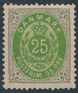 1875. 25 øre omv. rm.. Postfrisk mærke med fin centrering. AFA 2600.