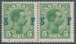 1917. Soldatermærke. Chr.X. 5 øre, grøn. Postfrisk par med variant i højre mærke VENSTRE C SPALTET FORNEDEN. AFA 2250