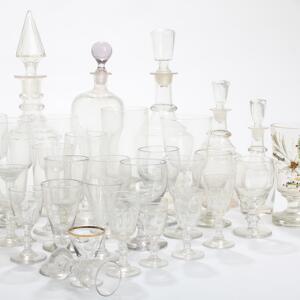 En samling vin- og snapseglas, fire større og mindre karafler samt kukflaske. 19.-20. årh. Glas H. 6-16. Karafler H. 17-31,5. 42