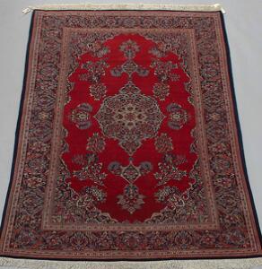 Semiantikt keshan tæppe, Persien. Design med medaljon på rød bund prydet med blomsterbuketter. Flot kvalitet. 1950-1960. 206 x 130.