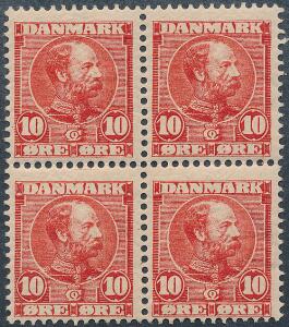 1904. Chr. IX, 10 øre, rød. Firebloke med OMVENDT VANDMÆRKE. Variant Manglende rammelinie forneden. 2 mærker incl. varianten er postfriske. Attest Nielsen