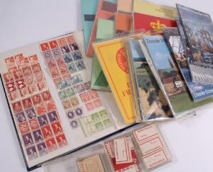 Danmark. Kasse med årsmapper 1971-1990 komplet et par i dublet, indstiksbog med ældre postfriske udgaver samt nogle hæfter incl. Dybbøl Mølle