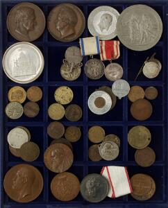 Lille samling af danske og udenlandske medailler, jetons og tokens, bl.a. Garderforeningen, lykkemønt, J. Chr. Jespersen, St. Thomas, i alt 44 stk.