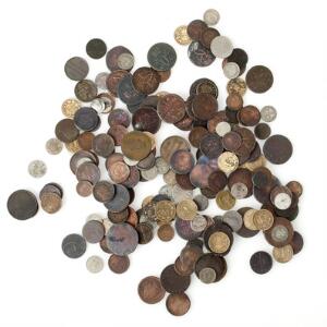 Samling af danske skillingsmønter fra diverse konger i stærkt brugspræget stand, i alt 194 stk. med en del 1 skilling 1771 iblandt