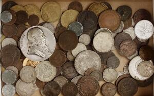 Ældre samling danske og udenlandske mønter, ca 18. - 20. århundrede, flere i gode kvaliteter, flere i sølv inkl. Sverige, medaille over S.A.Hedlund, 64 g.