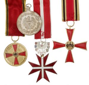 Tyskland, civilt fortjensttegn, ridderkors og bronzemedaille, begge med bånd. Østrig, civilt fortjensttegn, ridderkors, 5. grad med bånd samt sølvmedaille. 4
