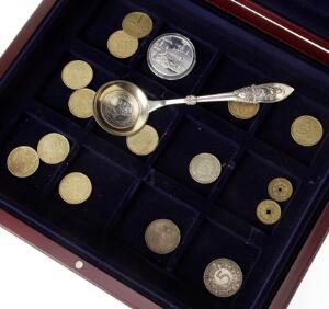 Lille samling med bl.a. 1 kr 1930, medaille Ag Danmarks historie, sølvske 1914 med laf af 2 kr 1906 erindringsmønt etc., samlet 17 stk. i kasse