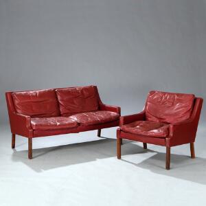 Rud Thygesen Fritstående to-personers sofa samt lænestol opsat på ben af palisander, betrukket med rødt farvet skind. 2
