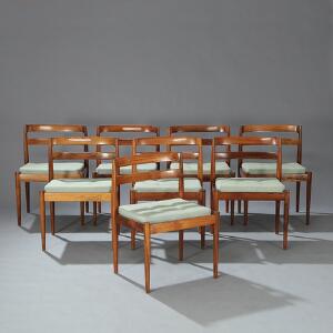 Kai Kristiansen Univers. Et sæt på otte stole med stel af palisander. Løse sædehynder betrukket med dybthæftet lys grøn uld. 8