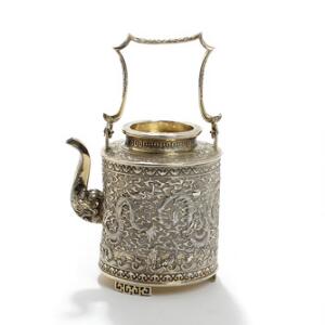 Kinesisk tekande af delvis forgyldt sølv, rigt støbt med drager, fisk, blomster og ornamentik. Stemplet. Ca. 1870. Vægt ca. 935 gr.