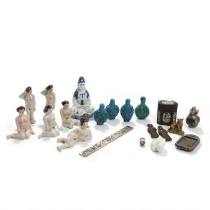 En samling orientalske figurer, snusflasker, vedhæng samt æske af porcelæn, sten m.m. 20. årh. H. 5-13. L. 4-23. 21