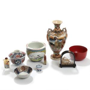 Satsuma vase samt diverse skåle af porcelæn, diorama, signet m.m. 20. årh. H. 2,5-25. 9