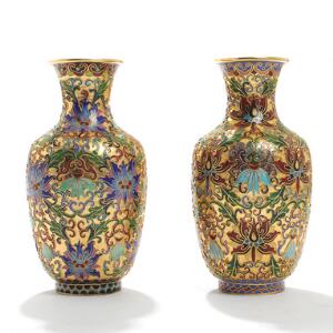 To orientalske cloisonné vaser i russisk stil, dekorerede med ornamentik og blomster på guld grund. 20. årh. H. 21. 2