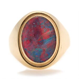 Opalring af 14 kt. guld prydet med cabochonslebet opal. Str. 63.